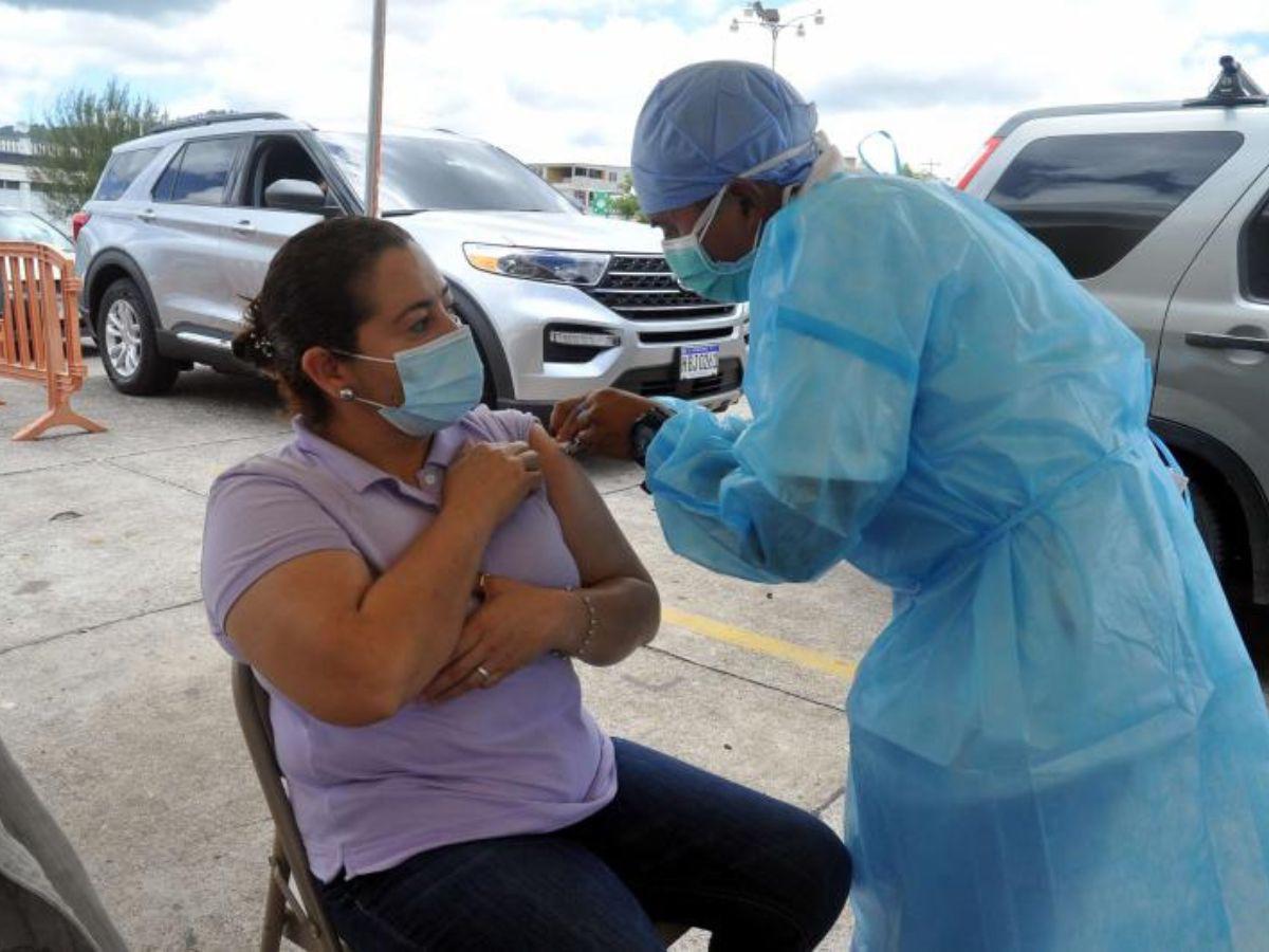 Más de 139,000 personas mayores de 40 años se han aplicado la vacuna bivalente