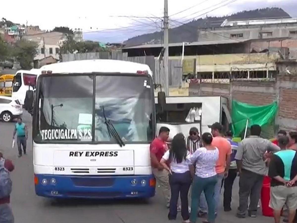 Tres heridos luego que bus se estrellará contra un puesto de comida