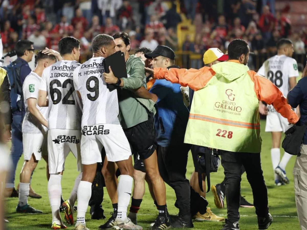 ¡Puñetazos! Tremendo zafarrancho que se armó en final Alajuelense ante Herediano