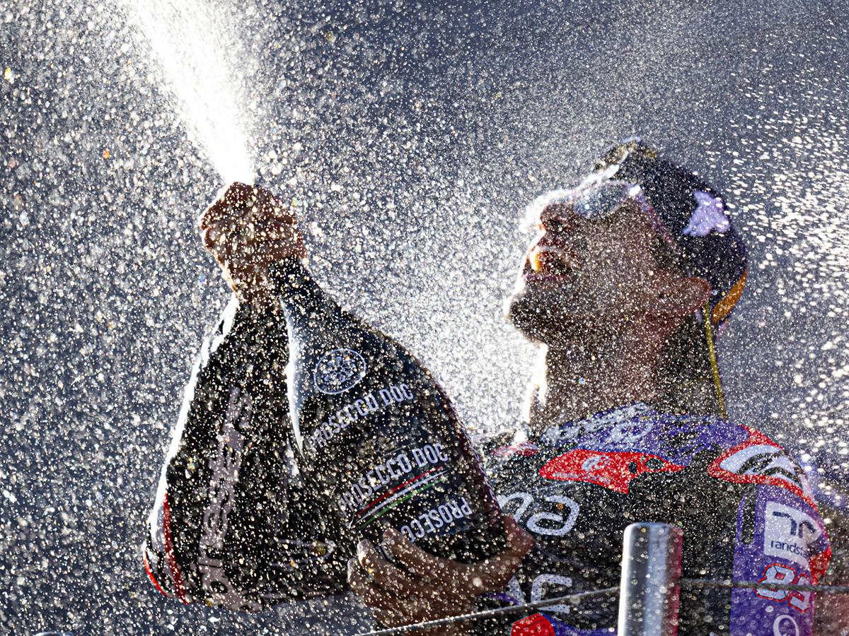 Jorge Martín se corona campeón del mundo de MotoGP y así lo celebra