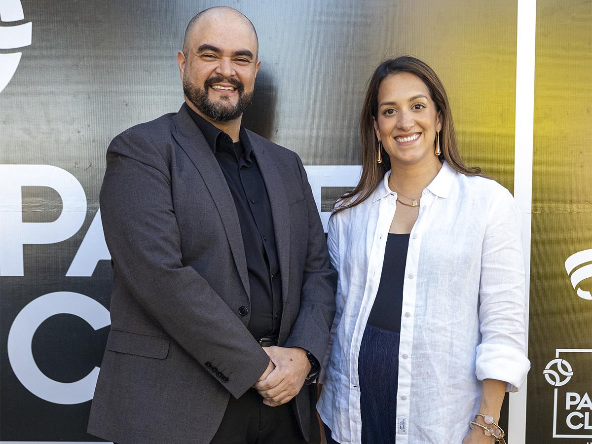 <i>Ana Elena Álvarez, representante de Padel Club Honduras, y Romel Palma, Gerente de Marketing Deportivo de Ficohsa, comparten el entusiasmo durante la inauguración de Padel Club Honduras.</i>