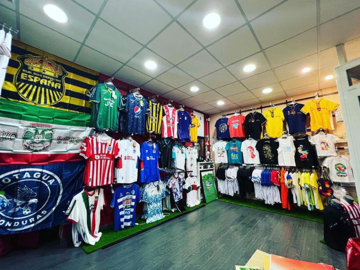 La tienda no solo ofrece productos de alta calidad, sino también una conexión con el pasado, presente y futuro de Honduras y la pasión por el deporte.