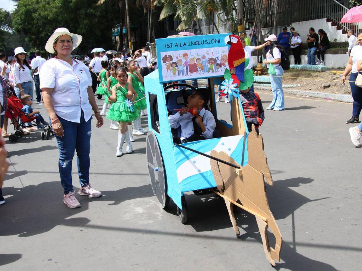 Con llamativos trajes, niños y niñas deslumbran en los desfiles en Comayagüela