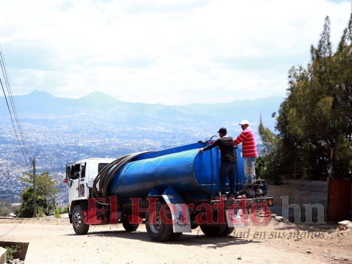 En la colonia Generación 2000 solo un vehículo cisterna privado abastece de agua a ese sector.