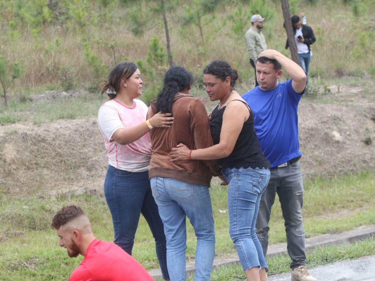 Dolor e impotencia: familiares de jóvenes fallecidos llegan a la zona del accidente en Zambrano