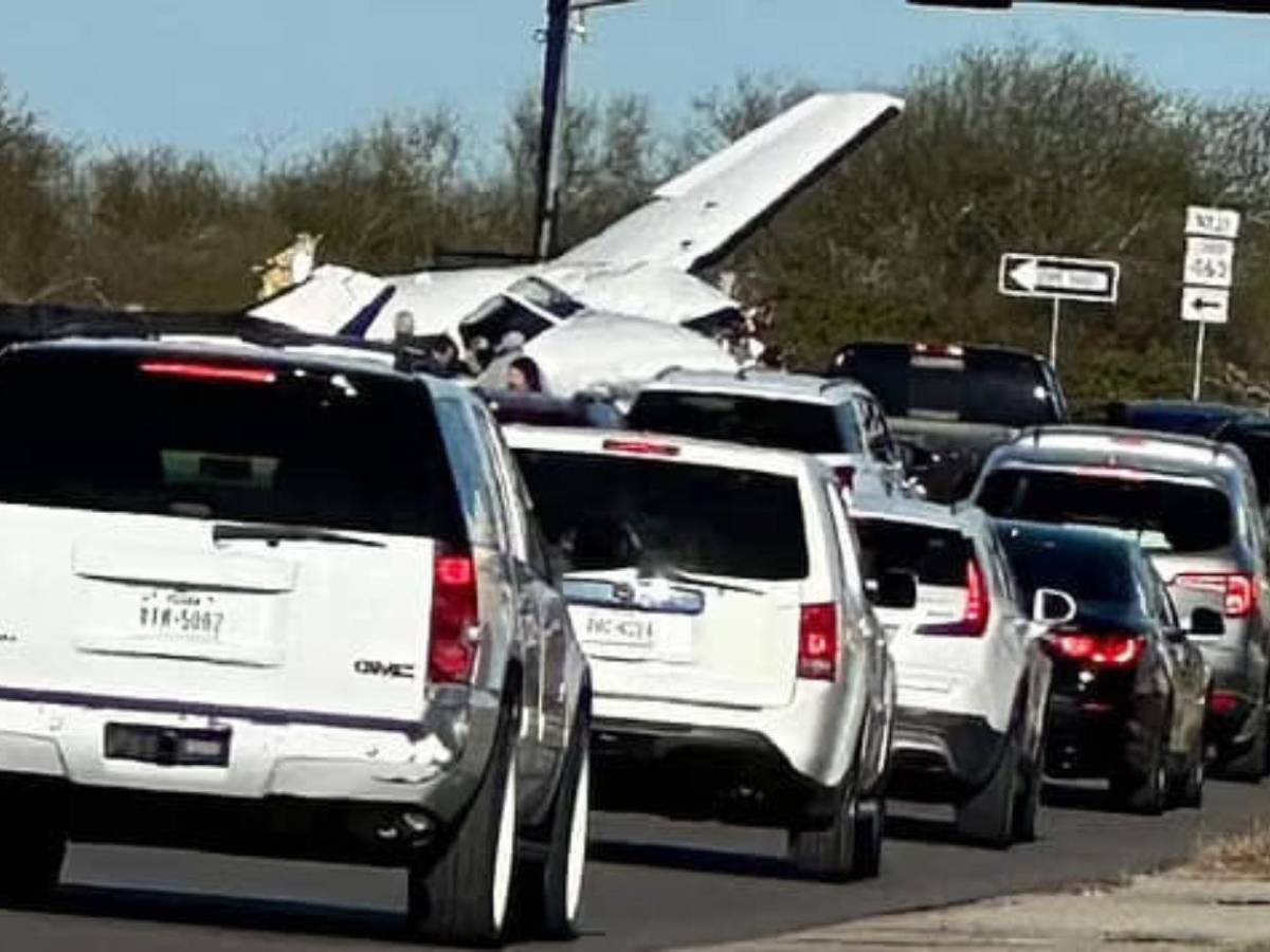 Avioneta aterriza de emergencia y se estrella en autopista de Texas