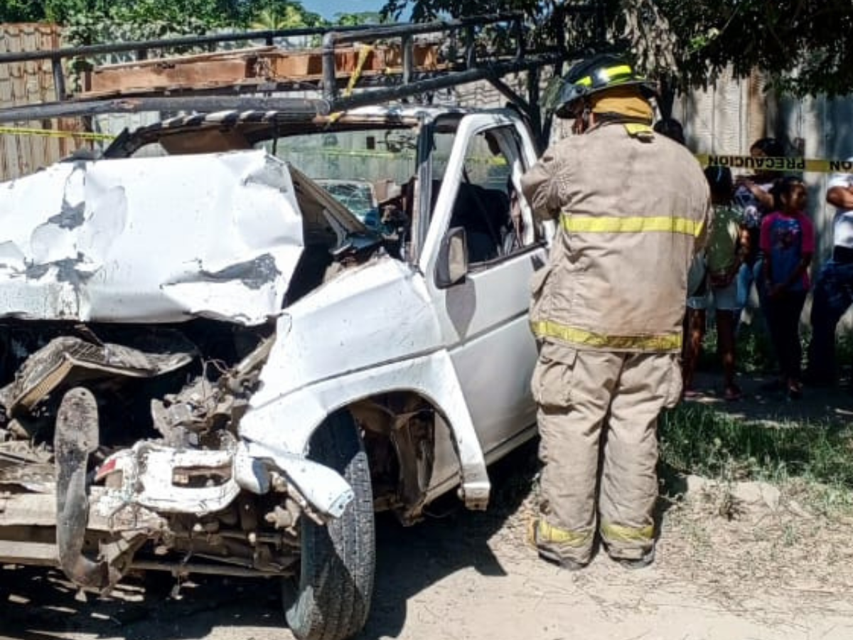 El Cuerpo de Bomberos y autoridades policiales llegaron al lugar para realizar las investigaciones.