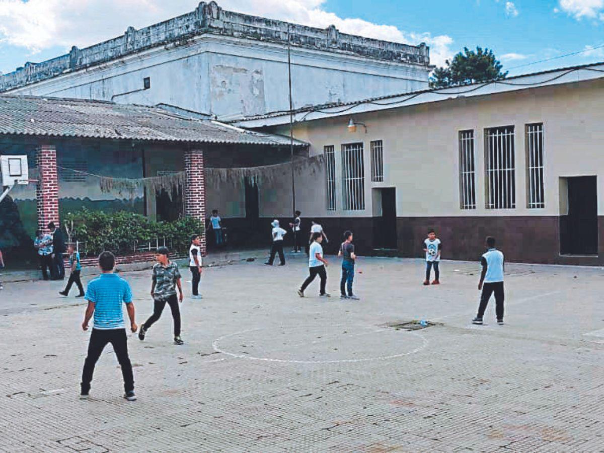 Escuelas de un solo género poco a poco desaparecen en la capital