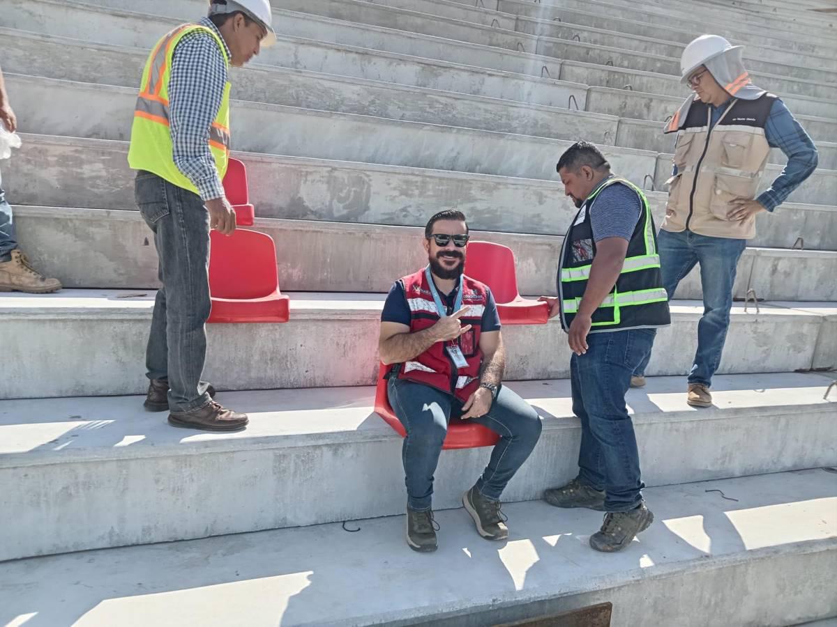 Especialista supervisa novedosa instalación en el estadio Nacional de Tegucigalpa