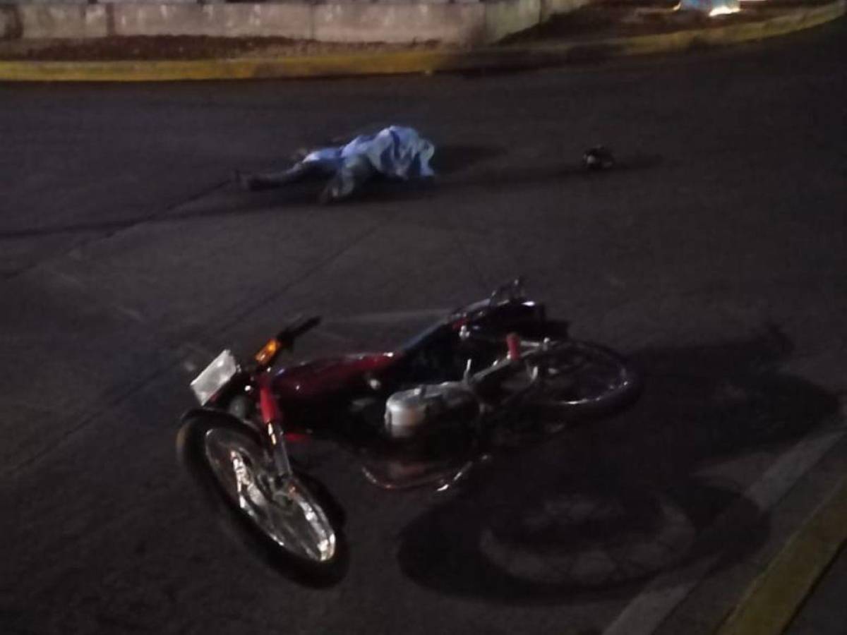 El joven sufrió un fuerte impacto mientras transitaba en el bulevar Juan Pablo II.