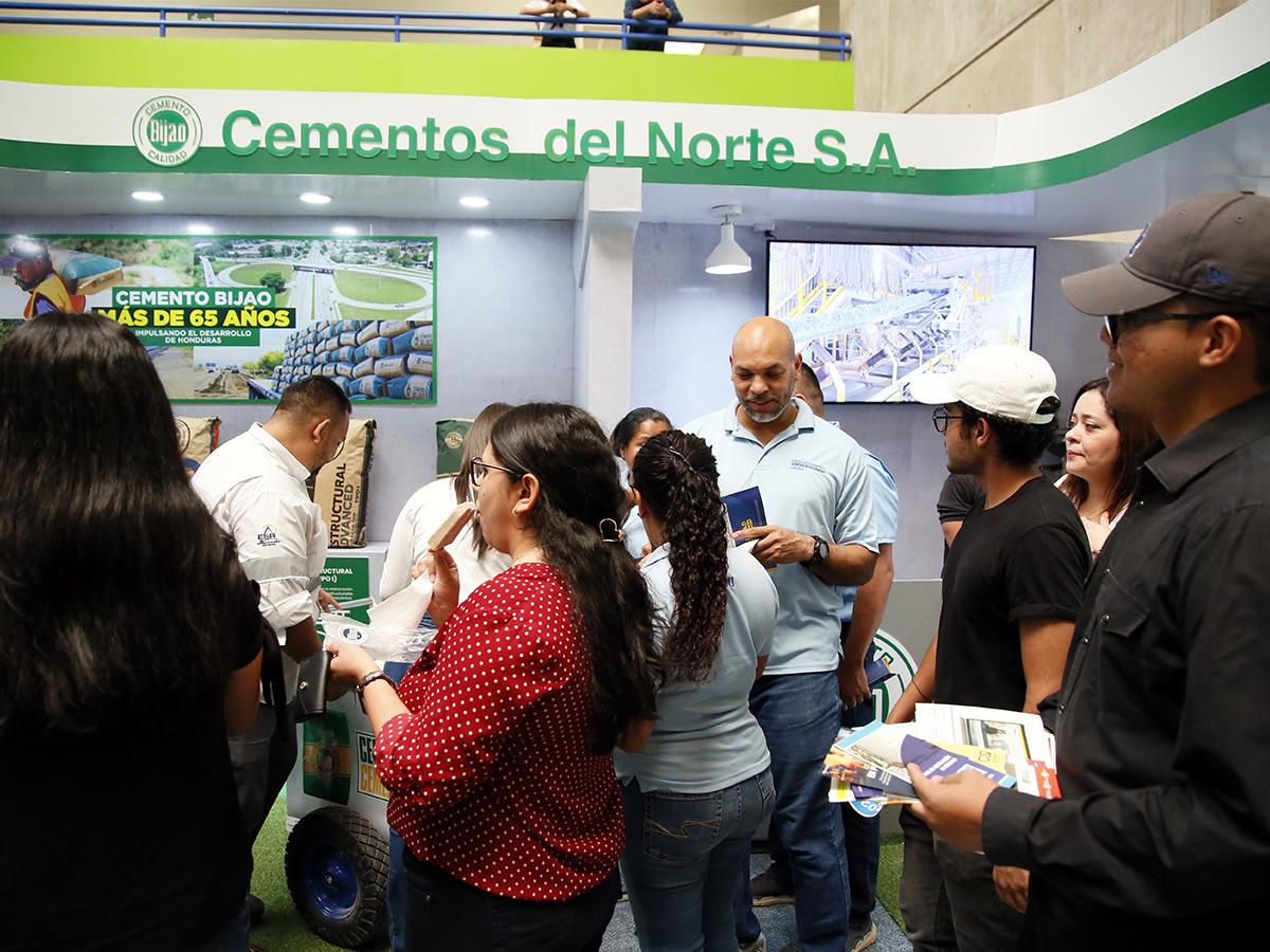 <i>El stand de Cenosa fue uno de los más concurridos en Expoconstruye 2024, atrayendo a numerosos visitantes interesados en sus productos e innovaciones.</i>