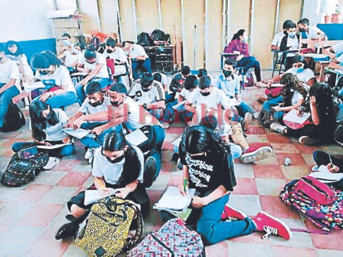 Dentro de las aulas de clases, son pocos los niños que logran conseguir una silla para recibir sentados el pan del saber, la mayoría se ubica como pueden en el piso.