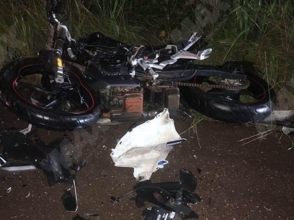 Así quedó la motocicleta tras impactar contra la parte frontal de la rastra.