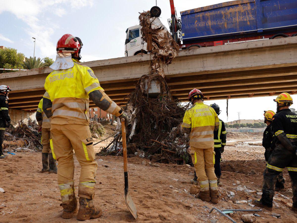 Muertes por la DANA suben a 217 en Valencia mientras siguen trabajos de limpieza