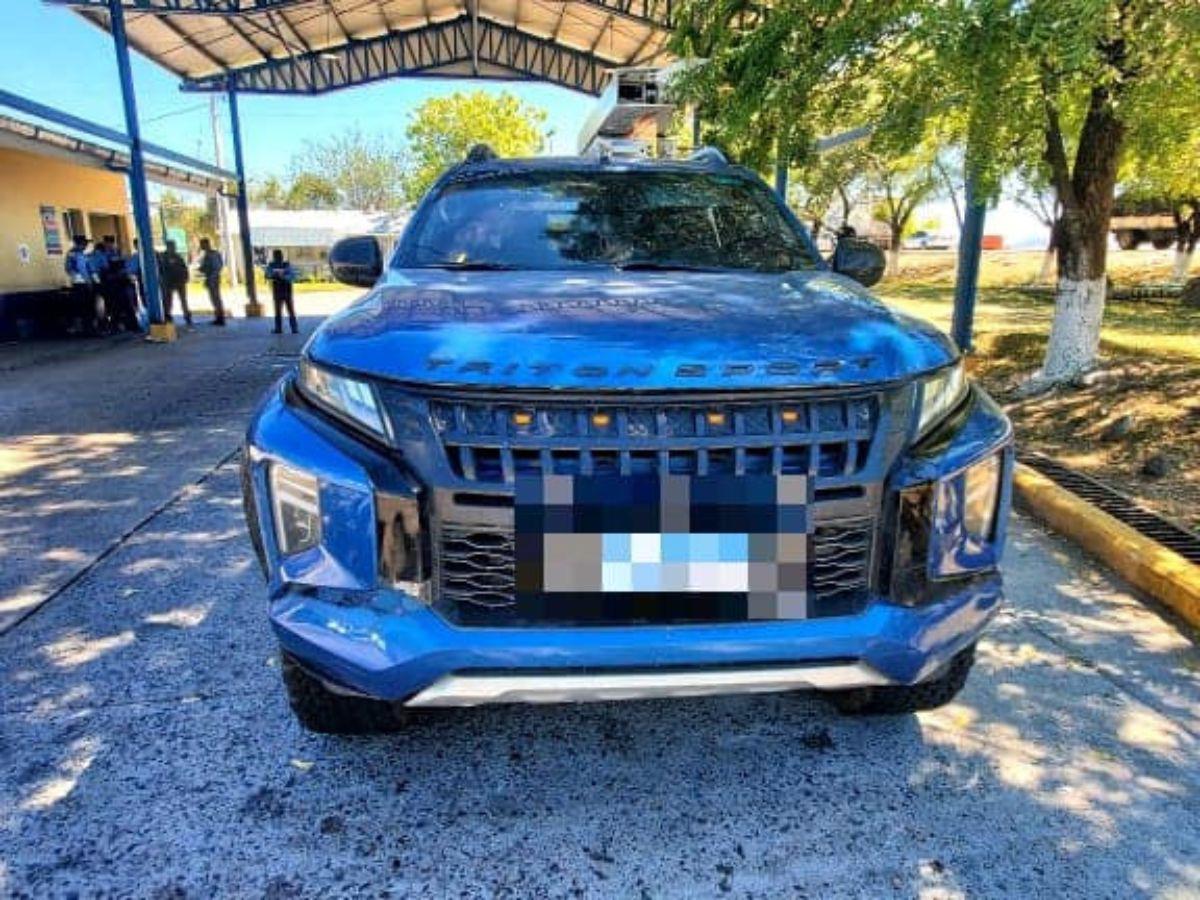 Los detenidos se desplazaban en un vehículo marca Mitsubishi de color celeste al momento de su detención.