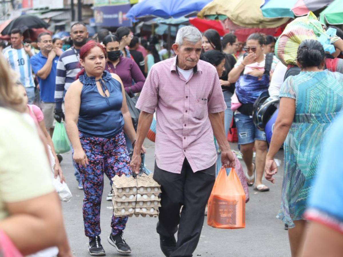 El mercado Zonal Belén abarrotado por las compras de fin de año