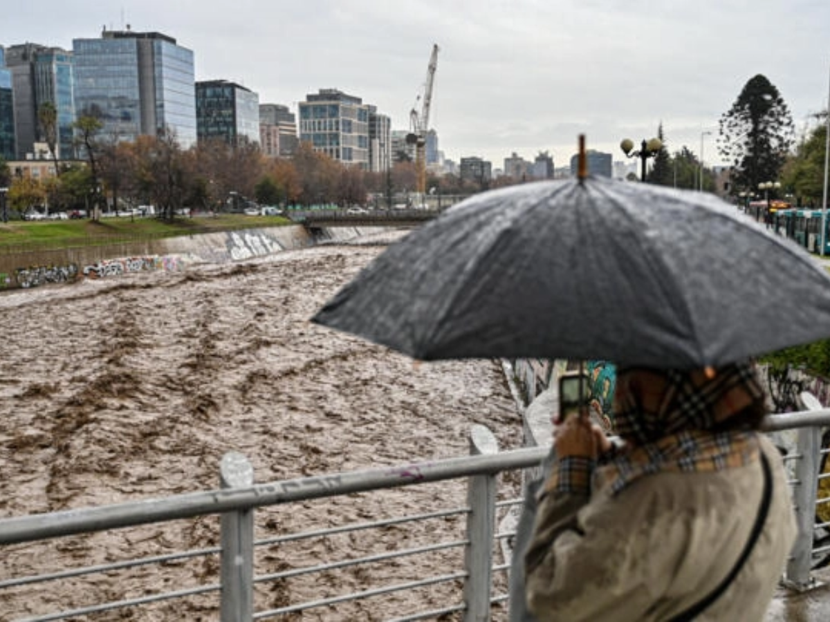 Los dos principales ríos de Santiago se desbordan tras fuertes lluvias