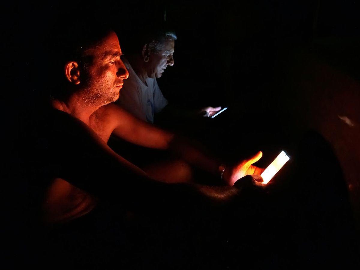 En penumbras pasaron la noche los cubanos por crisis energética