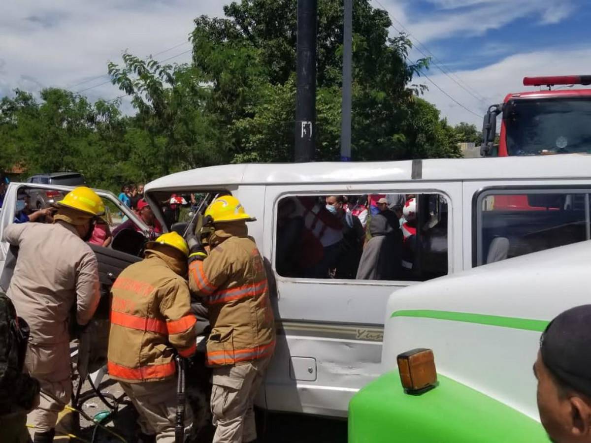 Conductor de busito queda atrapado tras fuerte choque contra camión en Nacaome