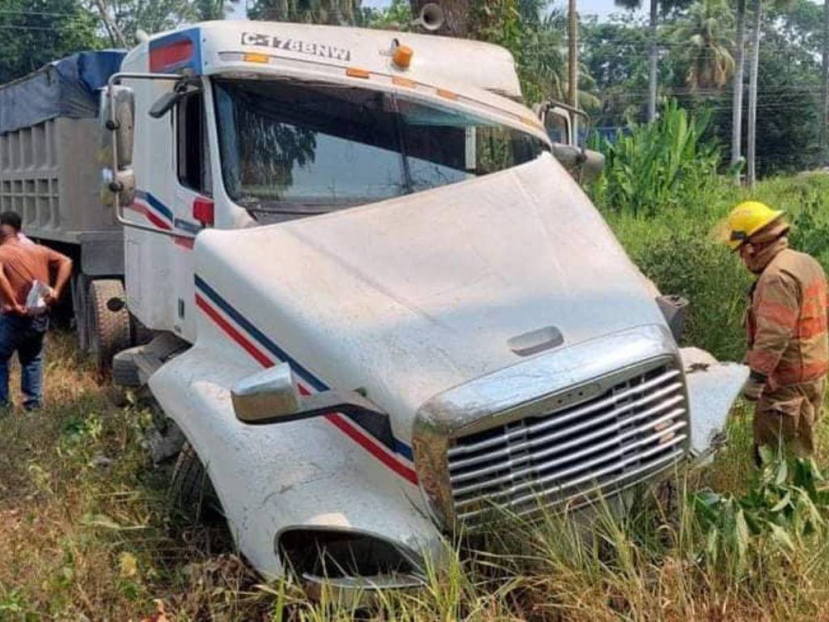 Dos personas mueren embestidas por una rastra en Omoa, Cortés