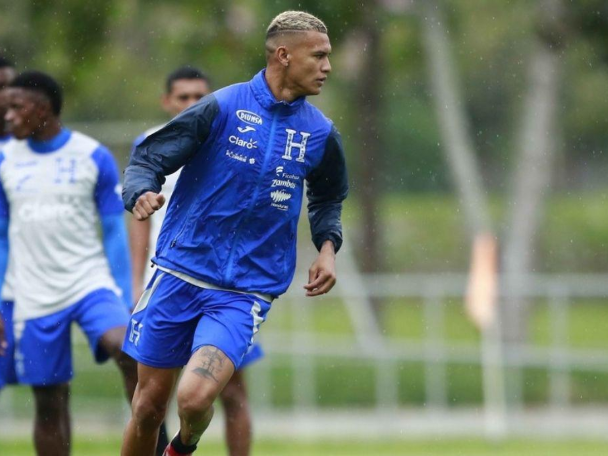 Kervin debutó como mediocampista en la Selección de Honduras.