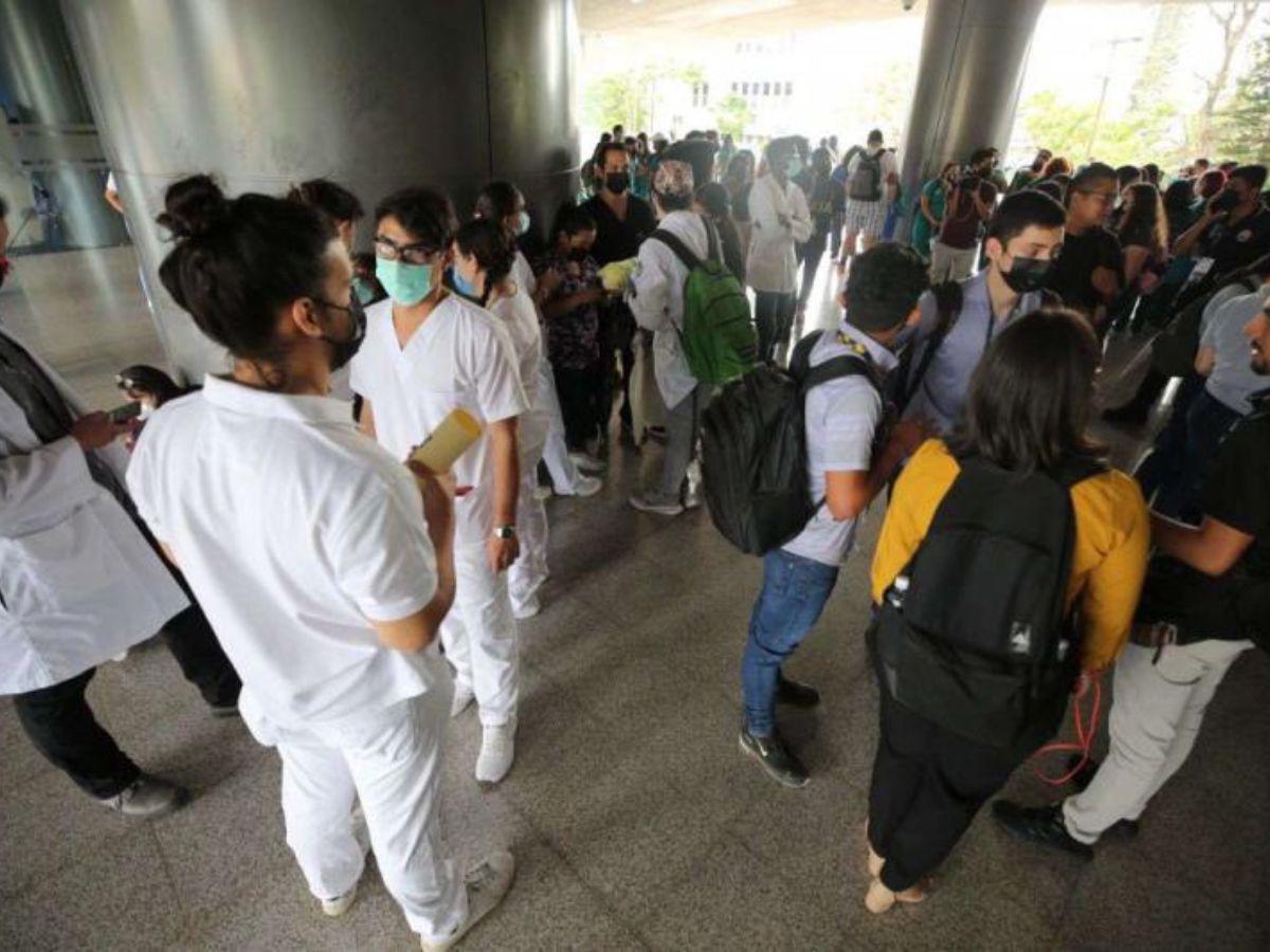 Estudiantes de Medicina exigen a Sesal pago del salario beca por internado