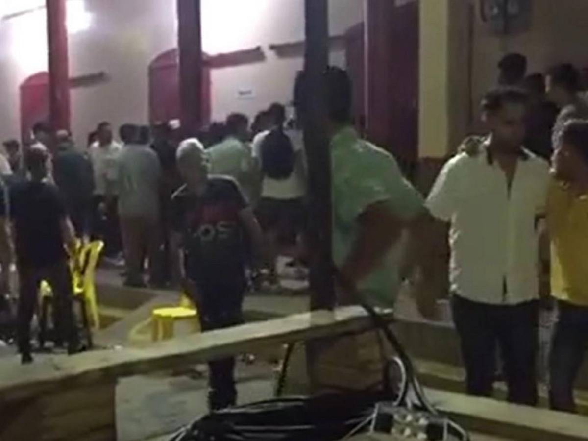 Video: Pobladores se van a los golpes en feria de San José de Colinas, Santa Bárbara