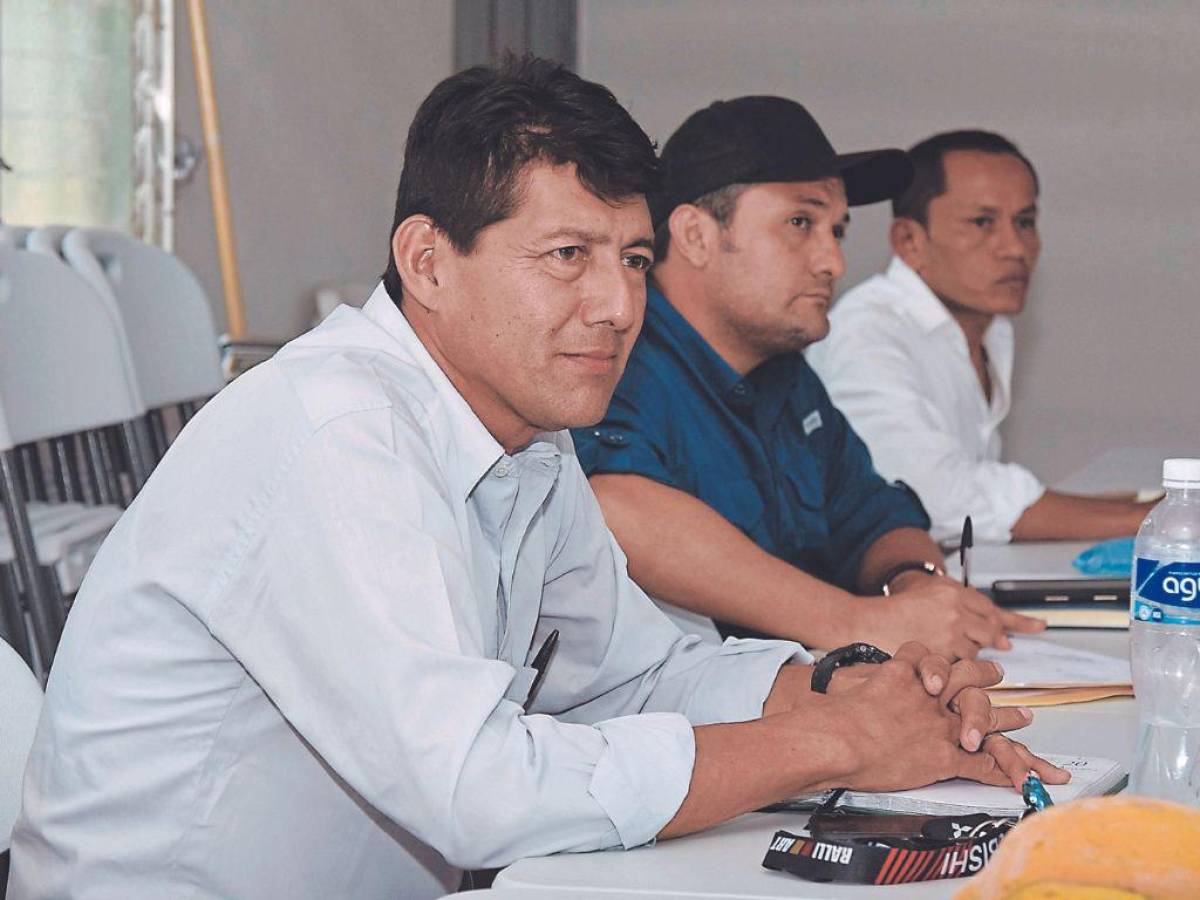 Nahún García, edil de Vado Ancho; Donaldo Larios, primer regidor de Apacilagua y Alajendra Osorio, de Orocuina, afirman ayudas selectivas.