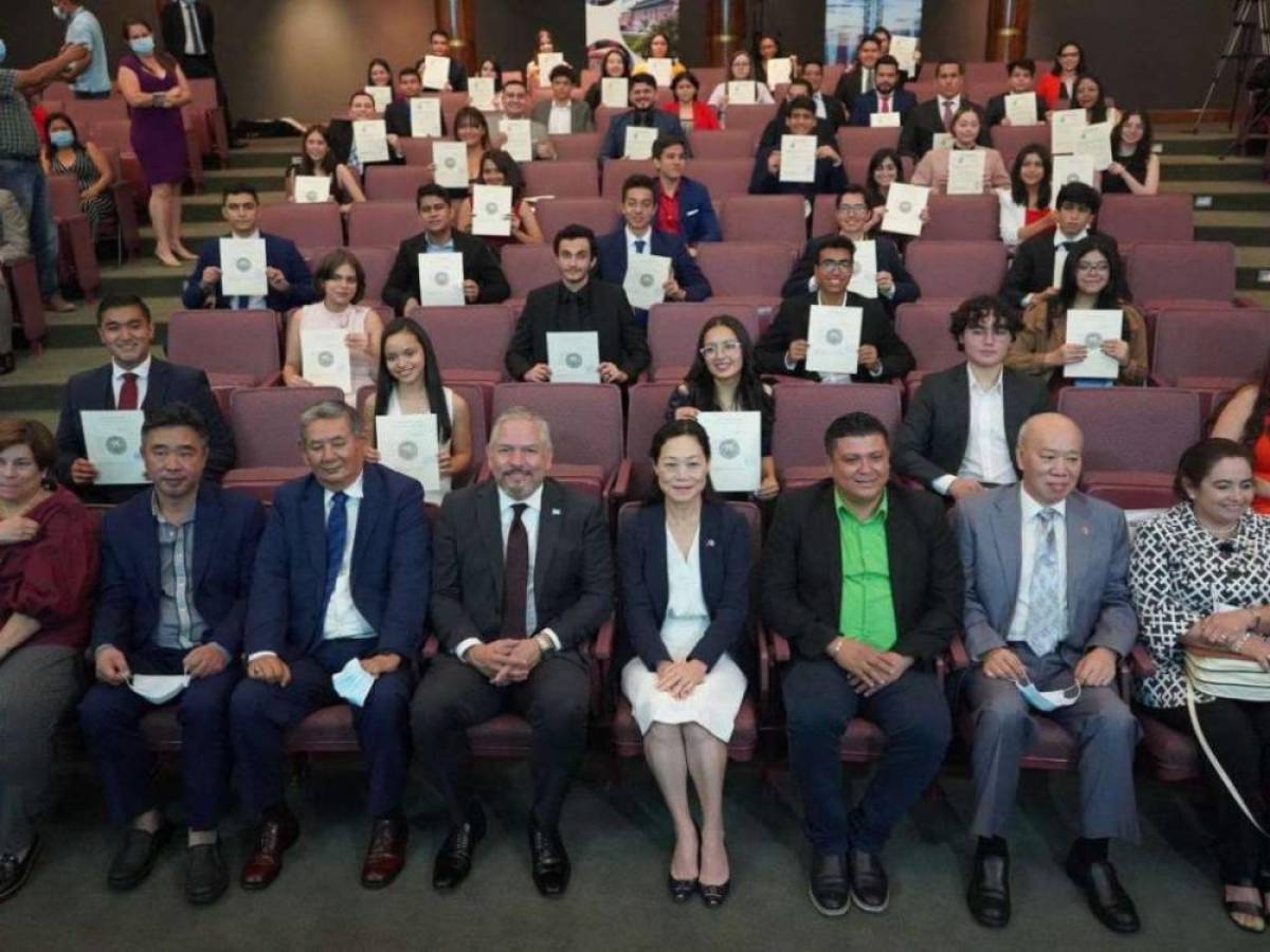 Piden agilizar el pago de becas a estudiantes hondureños en Taiwán