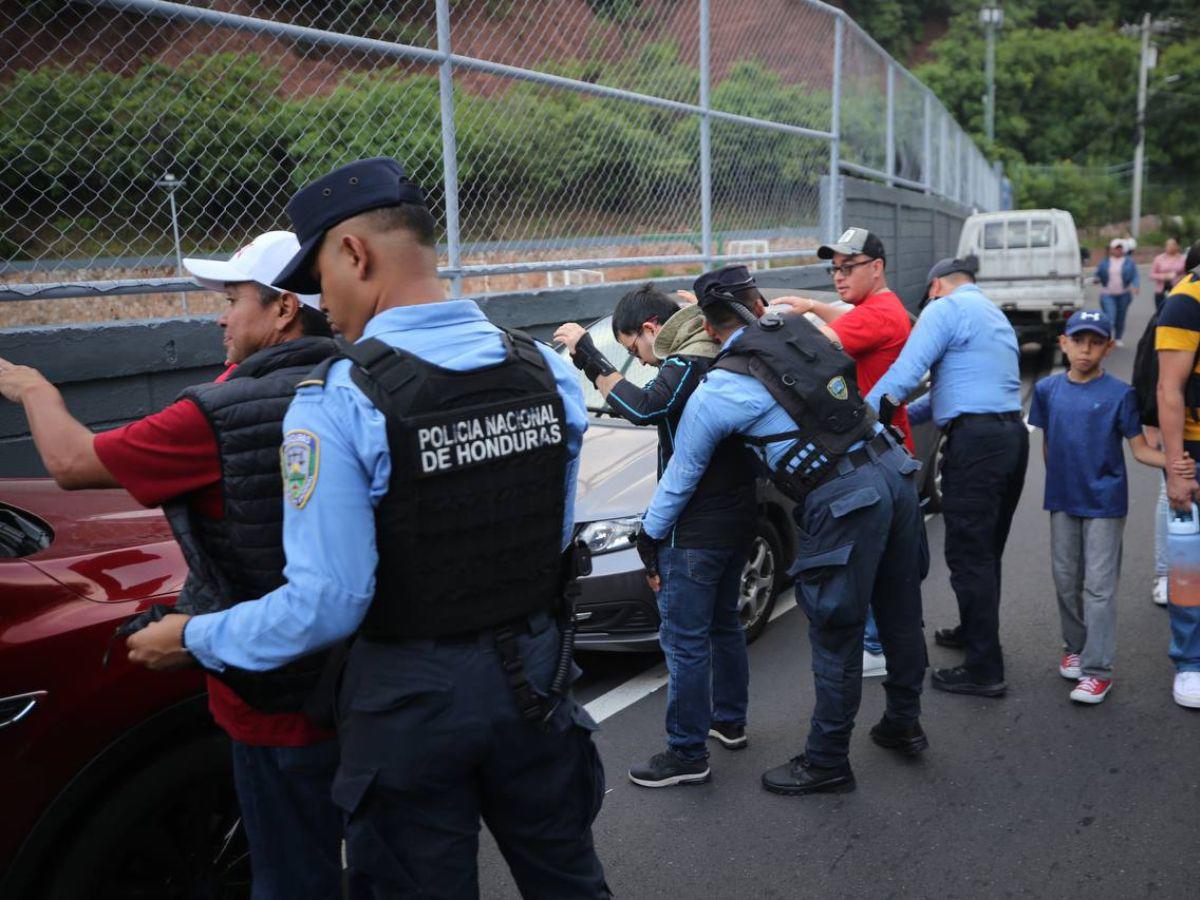 Momento e que agentes de la Policía Nacional llevan a cabo el registro a ciudadanos.