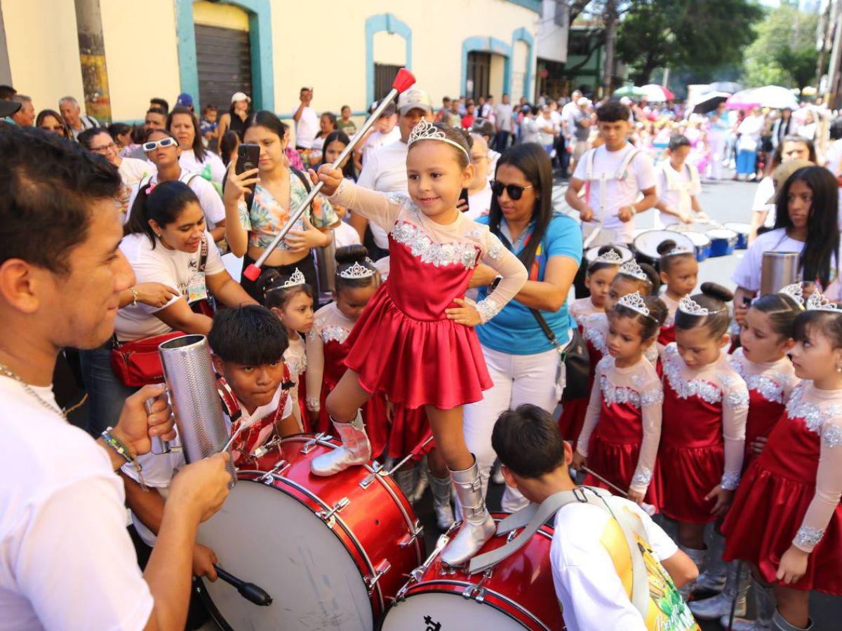 Con música y baile, alumnos de prebásica ponen ambiente en las calles de Comayagüela