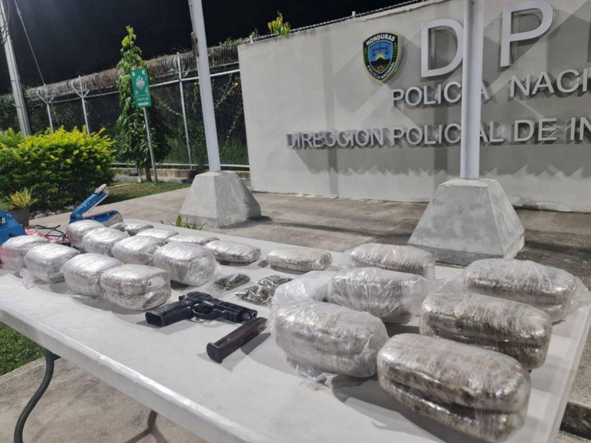 Paquetes con supuesta droga, un arma de fuego y dos selladoras le fueron decomisados a los dos supuestos criminales.