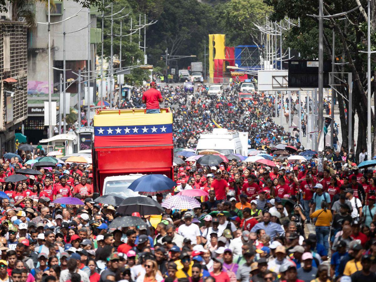 Chavismo y oposición marchan a un mes de cuestionadas elecciones en Venezuela