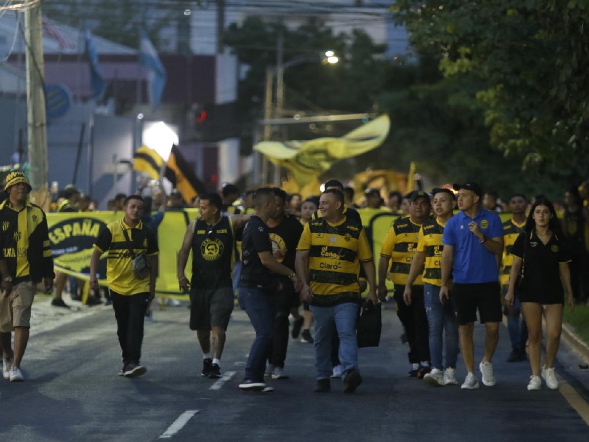 Ambiente de fiesta se vive previo al clásico entre Real España y Marathón