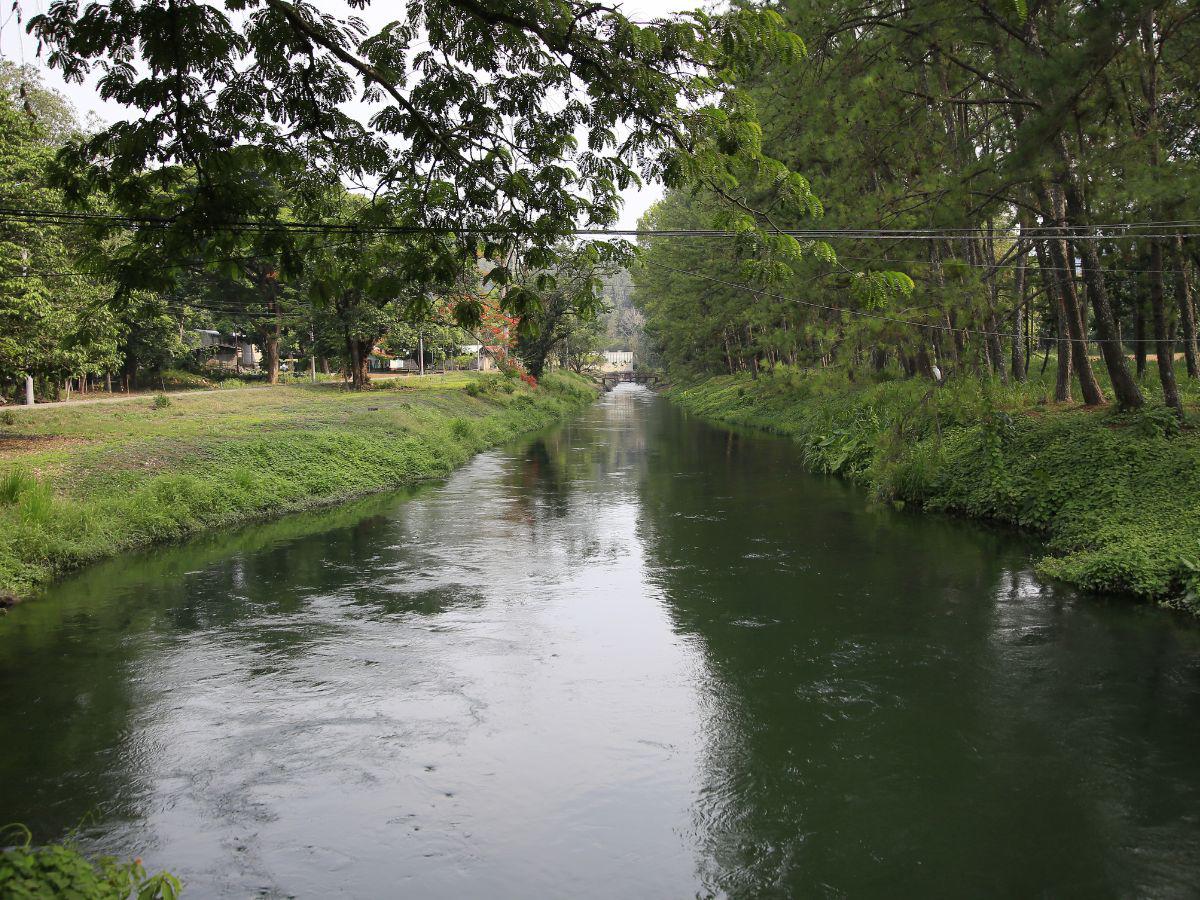 $!Buscan regular las construcción y negocios instalados en el canal Kayak que sale del Lago de Yojoa.