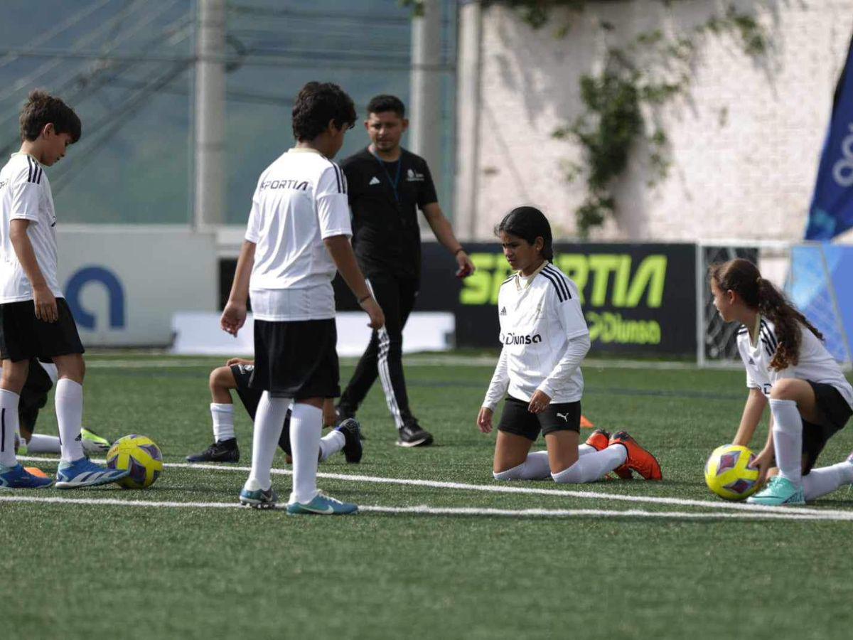 A pesar de las condiciones climáticas adversas, los jóvenes futbolistas están demostrando gran dedicación.