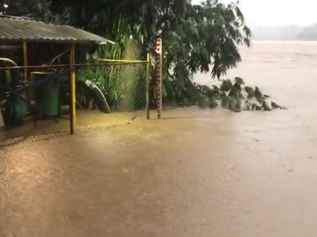 Las personas que residen en zonas aledañas a ríos en algunos lugares ya fueron evacuadas ante el peligro de desbordamientos.