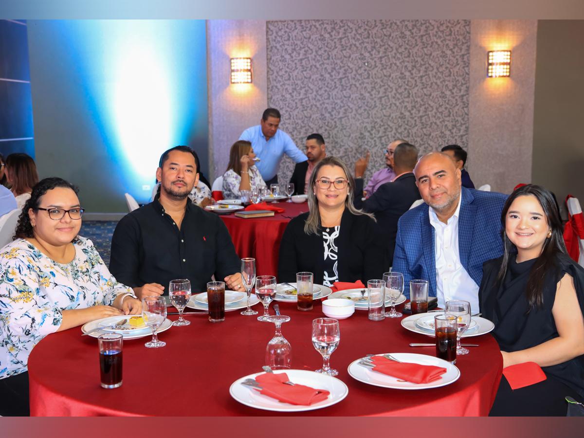 <i>Jenny Moncada, Jimmy Cubas, Mariela Alvarez, Max Tomé e Isabella Casco.</i>