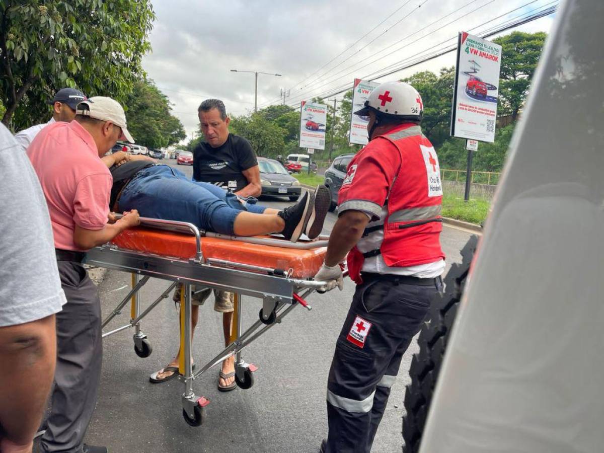 La mujer fue llevada a un centro asistencial por elementos del Cuerpo de Bomberos debido a que sufrió severas heridas al ser lanzada del bus en marcha.