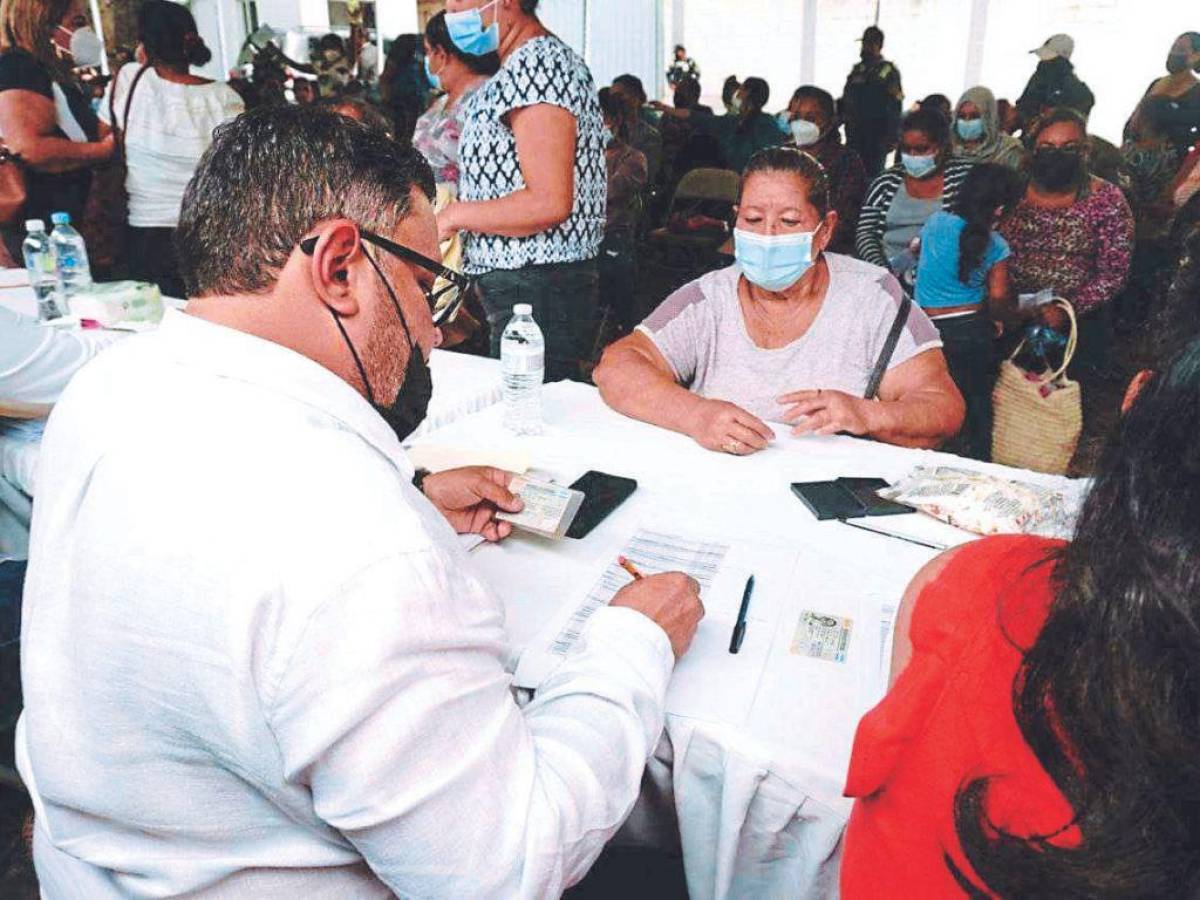 Familias afectadas ya están recibiendo el bono.