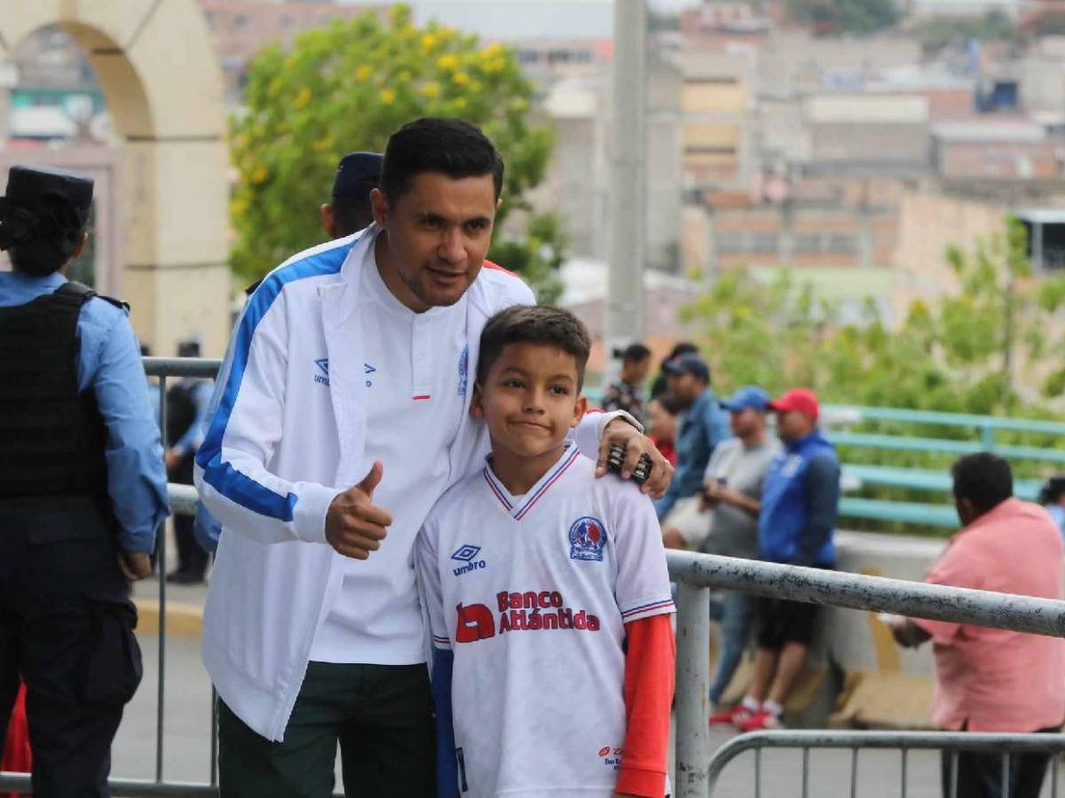 Presentadores hondureños y famosos en el estadio Nacional para la final Olimpia-Motagua