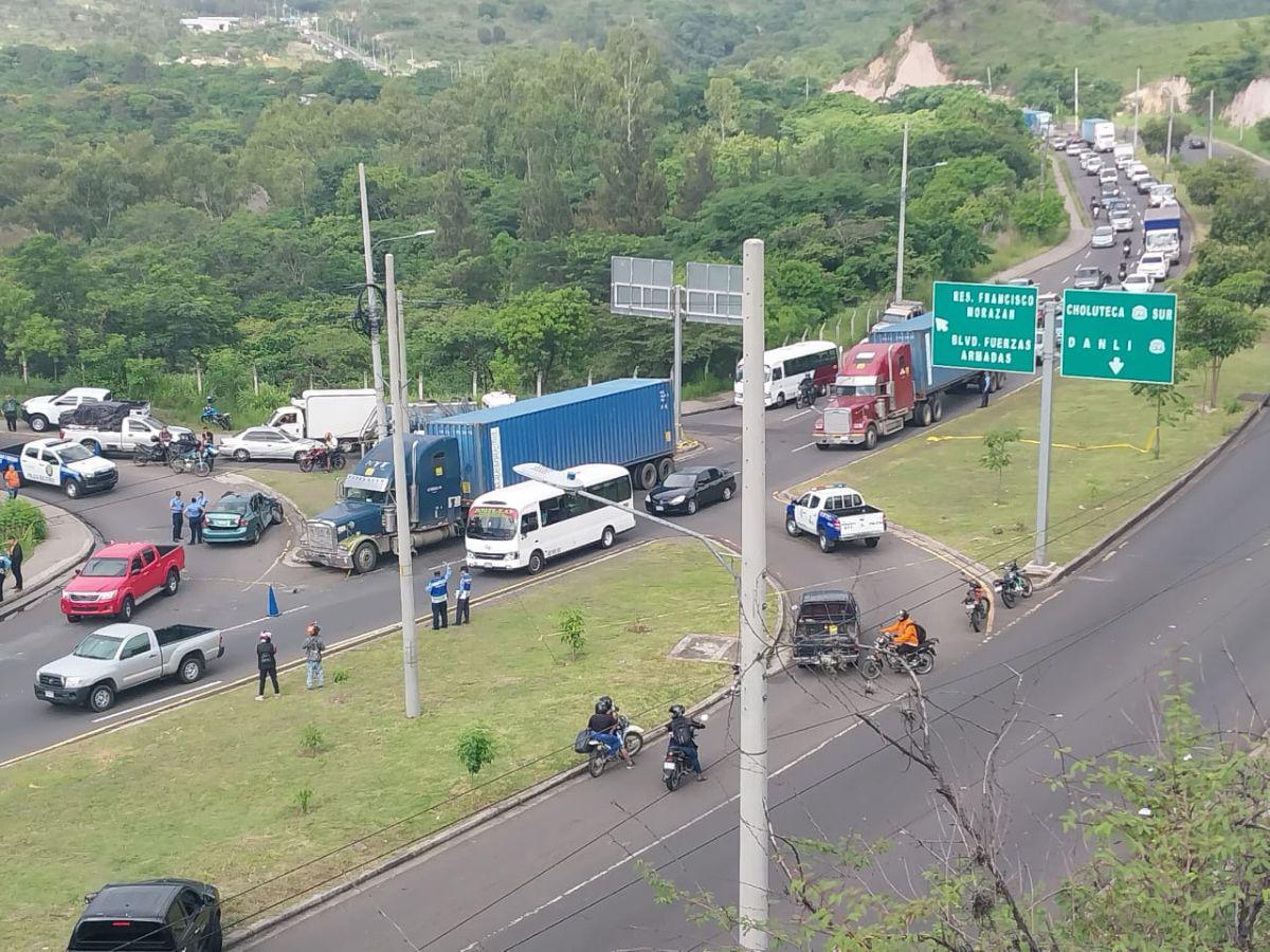 El accidente ocasionó un fuerte tráfico vehicular.