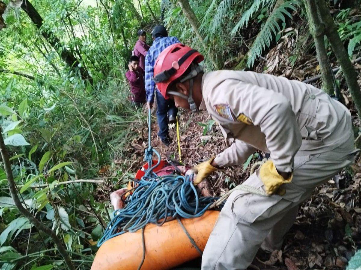 Rescatan cadáver de un hombre que cayó al fondo de una cascada en Intibucá