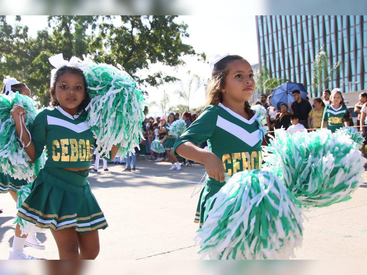 Bellas pomponeras ponen color y ritmo en los desfiles escolares de la capital este 2024