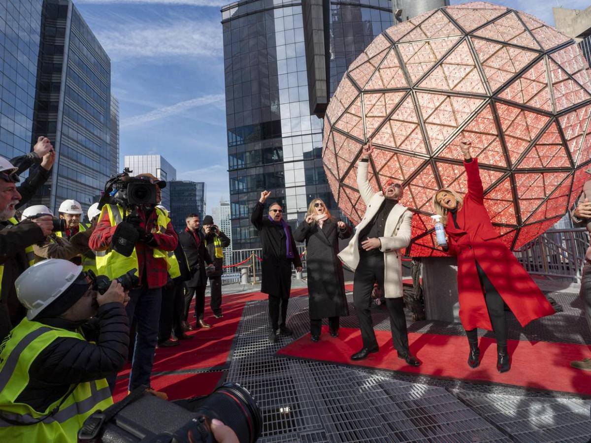 Todo listo para recibir 2025: ultiman detalles en bola de  Times Square