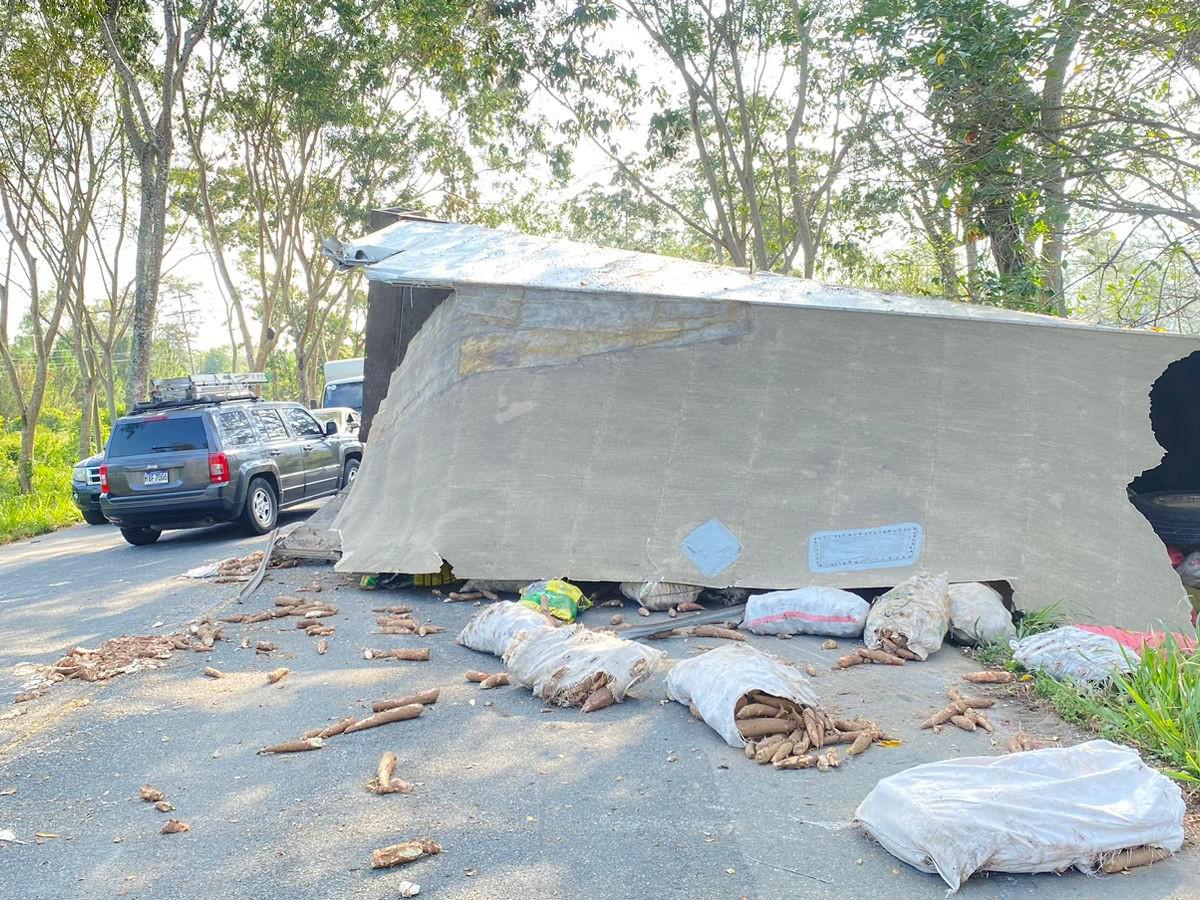 El automotor iba cargado de sacos de yuca que quedó esparcida por la carretera.