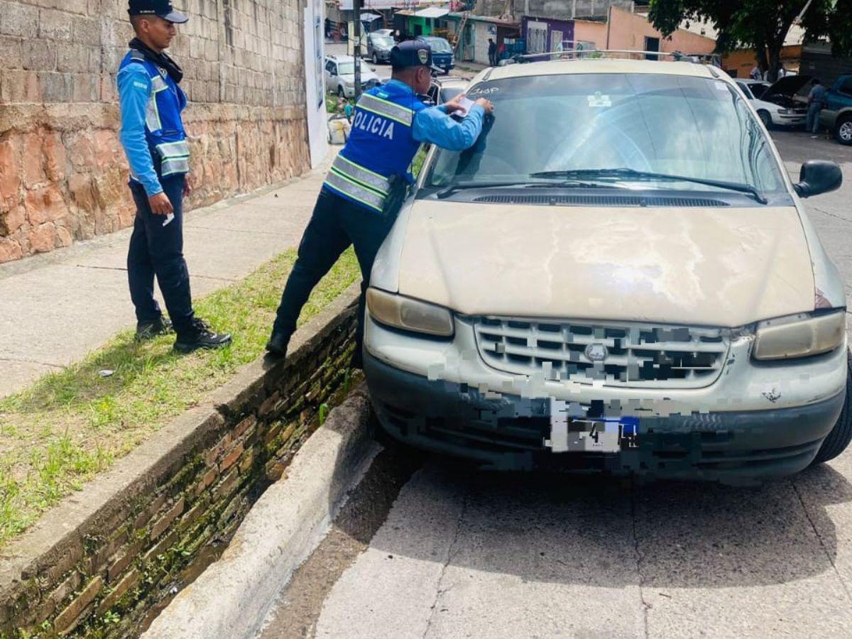 Multados 190 conductores con stickers por dejar carros mal estacionados