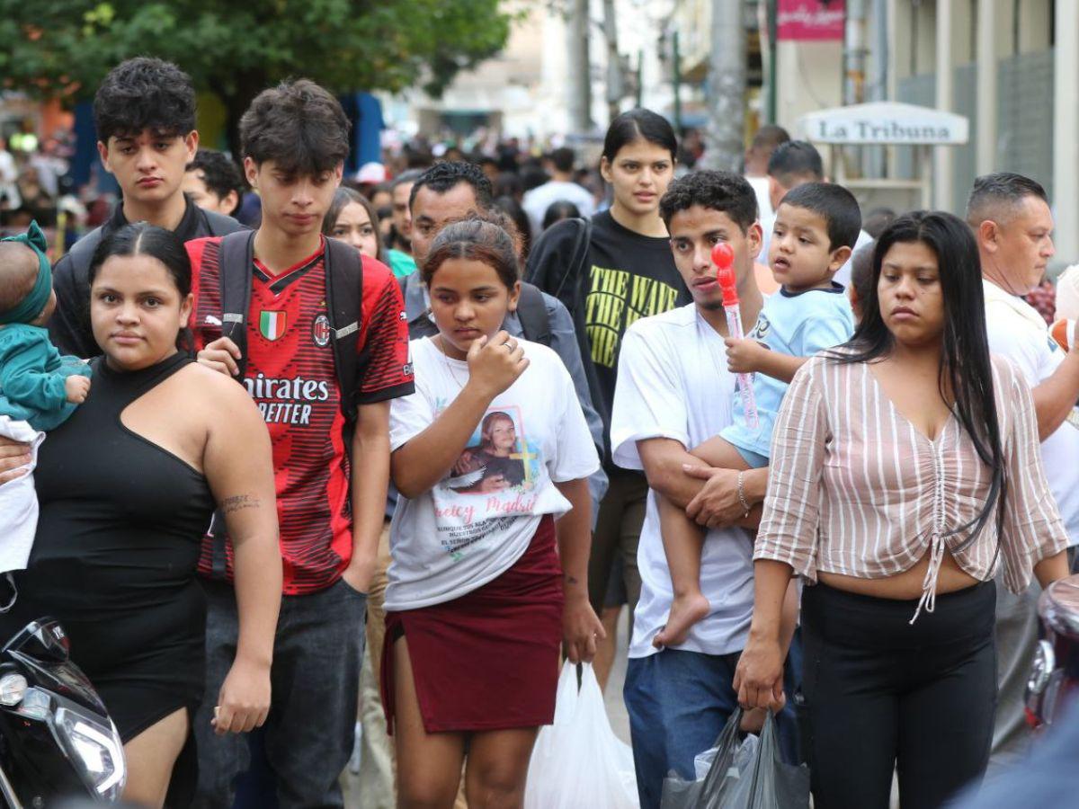 ¡Ni caminar se puede! Así se encuentra el Centro de la capital justo antes de Nochebuena