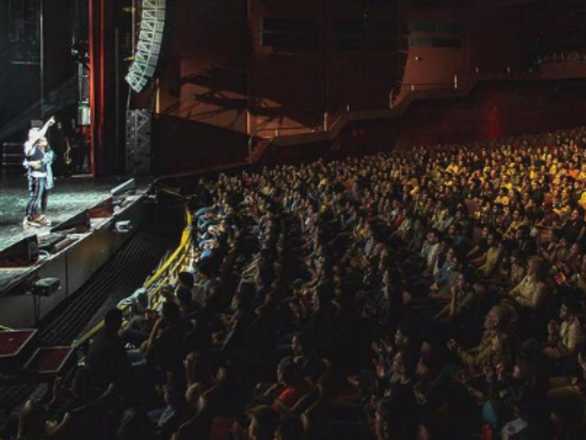 El conferencista, actor, productor de televisión y escritor es capaz de llenar totalmente enormes auditorios.