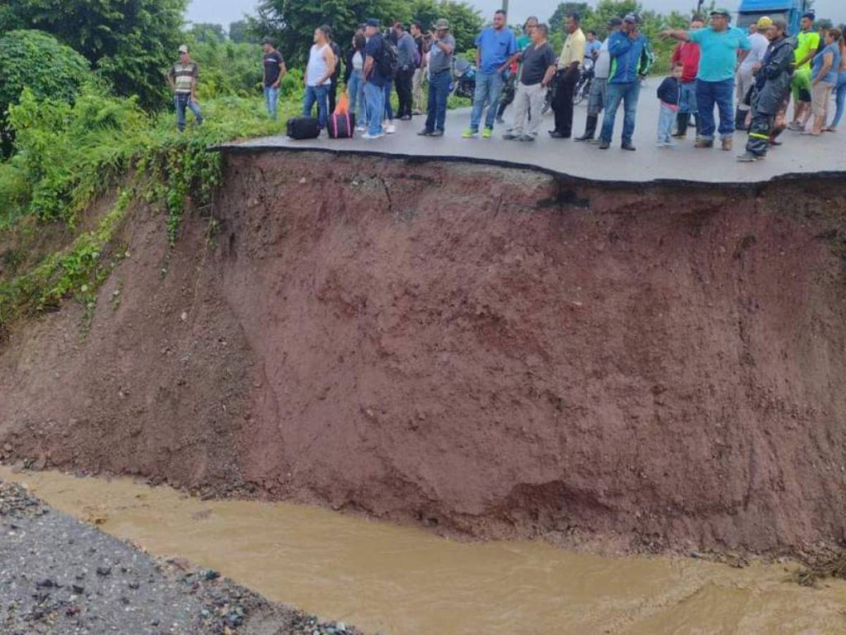 Incomunicados quedan pobladores de Olanchito y Sabá tras colapso de puente por lluvias